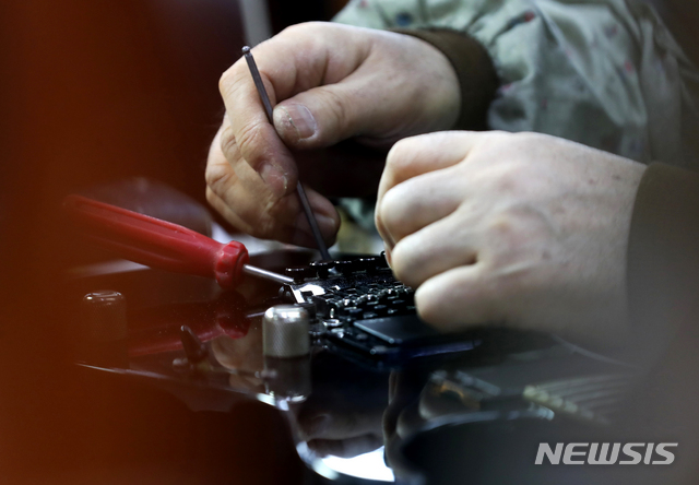 【서울=뉴시스】조수정 기자 = 서울 종로구 낙원상가에서 이세문 세영악기 대표가 기타를 수리하고 있다. chocrystal@newsis.com