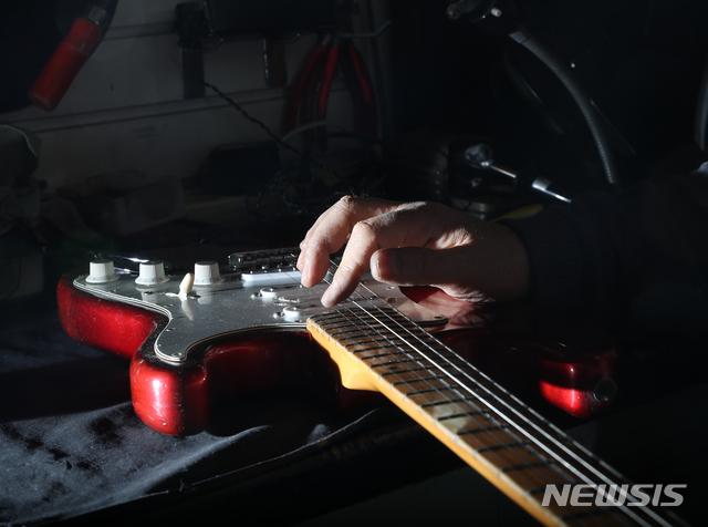 【서울=뉴시스】조수정 기자 = 서울 종로구 낙원상가에서 이세문 세영악기 대표가 기타를 수리하고 있다. chocrystal@newsis.com