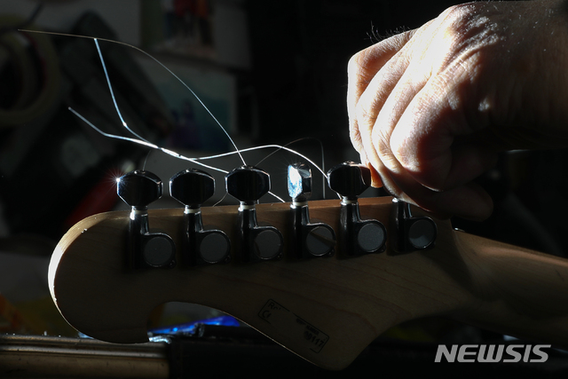【서울=뉴시스】조수정 기자 = 서울 종로구 낙원상가에서 이세문 세영악기 대표가 기타를 수리하고 있다. chocrystal@newsis.com