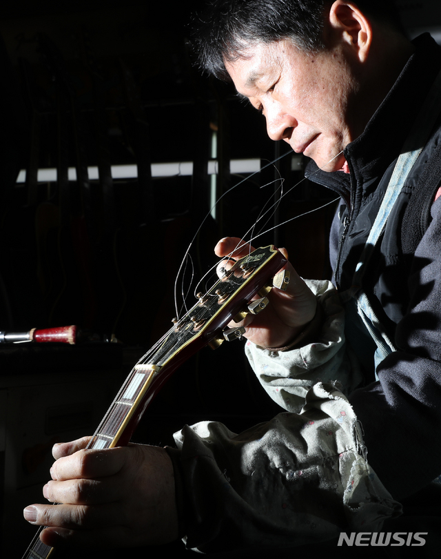 【서울=뉴시스】조수정 기자 = 서울 종로구 낙원상가에서 이세문 세영악기 대표가 기타를 수리하고 있다. chocrystal@newsis.com