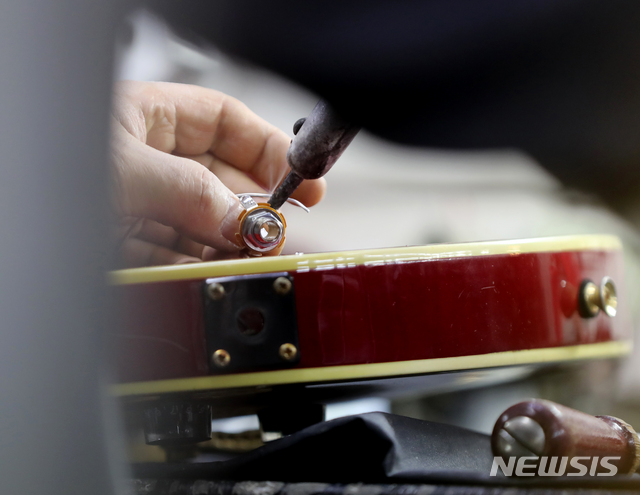 【서울=뉴시스】조수정 기자 = 서울 종로구 낙원상가에서 이세문 세영악기 대표가 기타를 수리하고 있다. chocrystal@newsis.com