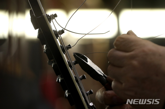 【서울=뉴시스】조수정 기자 = 서울 종로구 낙원상가에서 이세문 세영악기 대표가 기타를 수리하고 있다. chocrystal@newsis.com