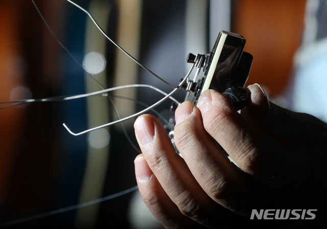 【서울=뉴시스】조수정 기자 = 서울 종로구 낙원상가에서 이세문 세영악기 대표가 기타를 수리하고 있다. chocrystal@newsis.com