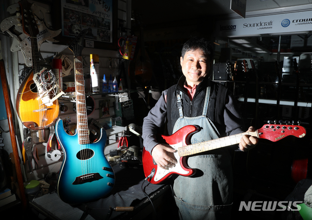 【서울=뉴시스】조수정 기자 = 서울 종로구 낙원상가에서 이세문 세영악기 대표가 수리 마친 기타 소리를 확인하고 있다. chocrystal@newsis.com