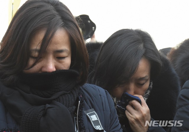 【천안=뉴시스】함형서 기자 =일본군 위안부 피해자 故 김복동 할머니 하관식이 1일 오후 충남 천안시 서북구 망향의 동산에서 열려 시민들이 슬픔에 잠겨 2019.02.01.foodwork23@newsis.com