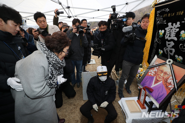 【천안=뉴시스】조성봉 기자 = 1일 오후 충남 천안 망향의 동산에서 엄수된 일본군 성노예 피해자 고 김복동 할머니의 안장식에서 이용수(왼쪽) 할머니가 고인에게 마지막 인사를 하고 있다. 2019.02.01.suncho21@newsis.com