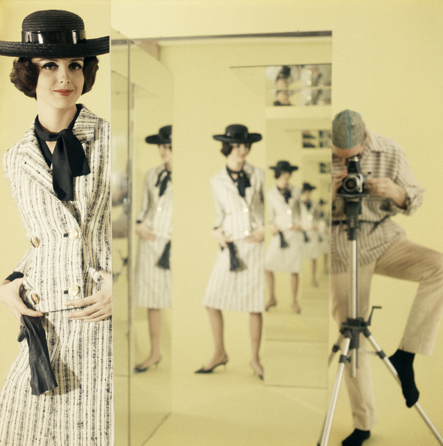 피에르 발망 트위드 수트차림의 모델 틸리 티자니를 파킨슨이 촬영하고 있다, 1962년 ©아이코닉 이미지스/노먼 파킨슨 아카이브 