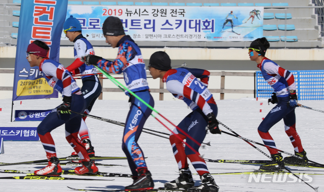 【평창=뉴시스】김경목 기자 = 1일 2018 평창동계올림픽대회 및 평창동계패럴림픽대회 1주년을 기념하는 '2019 뉴시스 강원 전국 크로스컨트리스키대회'가 강원 평창군 알펜시아 크로스컨트리스키센터에서 열린 가운데 결승에 진출한 남자초등부 선수들이 스타트 구역에서 출발하고 있다. 2018.02.01.&nbsp; photo31@newsis.com