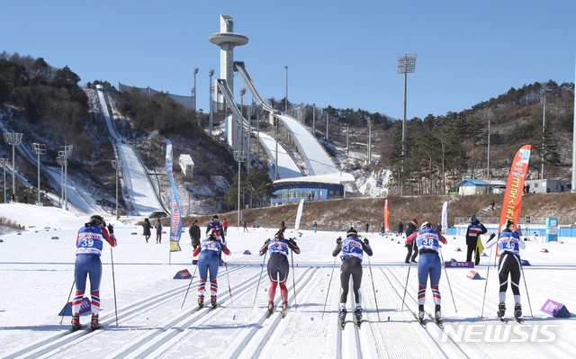 【평창=뉴시스】김경목 기자 = 1일 2018 평창동계올림픽대회 및 평창동계패럴림픽대회 1주년을 기념하는 '2019 뉴시스 강원 전국 크로스컨트리스키대회'가 강원 평창군 알펜시아 크로스컨트리스키센터에서 열린 가운데 결승전에 진출한 여자고등부 선수들이 스타트 구역에서 출발하고 있다. 뉴시스, 평창군, 평창군체육회, 한국자산관리공사(캠코) 강원지역본부, ㈜용평리조트, 평창알펜시아리조트, 디에스인주식회사, 동해공무원학원, 원주공무원학원, 아라나비㈜에서 후원했다. 2018.02.01.&nbsp; photo31@newsis.com