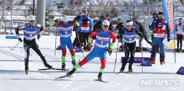 【평창=뉴시스】김경목 기자 = 1일 2018 평창동계올림픽대회 및 평창동계패럴림픽대회 1주년을 기념하는 '2019 뉴시스 강원 전국 크로스컨트리스키대회'가 강원 평창군 알펜시아 크로스컨트리스키센터에서 열린 가운데 준결승에 진출한 남자고등부 A조 (왼쪽부터) 신오범(경기 비전고)·전성민(강릉 중앙고)·김장회(강릉 중앙고)·김한주(경기 청명고) 등 선수들이 스타트 구역에서 출발하고 있다.&nbsp; 뉴시스, 평창군, 평창군체육회, 한국자산관리공사(캠코) 강원지역본부, ㈜용평리조트, 평창알펜시아리조트, 디에스인주식회사, 동해공무원학원, 원주공무원학원, 아라나비㈜에서 후원했다. 2018.02.01.&nbsp; photo31@newsis.com