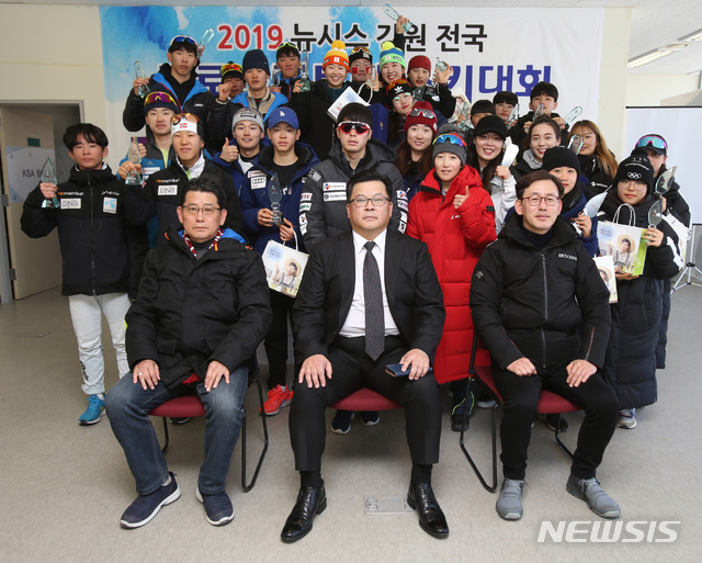 【평창=뉴시스】김경목 기자 = 1일 2018 평창동계올림픽대회 및 평창동계패럴림픽대회 1주년을 기념하는 '2019 뉴시스 강원 전국 크로스컨트리스키대회'가 강원 평창군 알펜시아 크로스컨트리스키센터에서 성공리에 개최된 가운데 센터 대표자 회의실(TCM Room)에서 열린 시상식에서 (앞줄 왼쪽부터) 이흥남 강원도스키협회장, 김태겸 뉴시스 강원 취재본부장, 김명래 강원도스키협회 부회장이 남녀 초·중·고·대학·일반부에서 수상을 한 선수들과 기념사진을 촬영하고 있다. 2018.02.01. photo31@newsis.com
