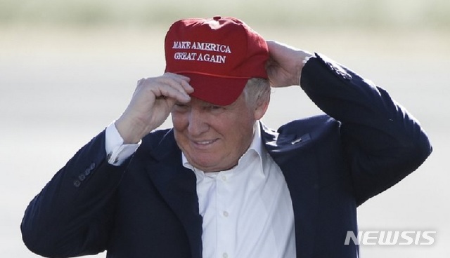 【로스앤젤레스=뉴시스】 도널드 트럼프 미국 대통령의 구호인 '미국을 다시 위대하게(Make America Great Again MAGA)'라는 문구가 새겨진 모자를 쓴 고객을 받지 않겠다고 했던 캘리포니아주의 한 레스트랑 업주가 결국 공개 사과했다.< AP 자료사진 > 2019.02.01