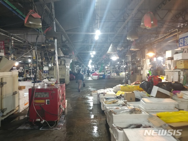 【서울=뉴시스】문광호 수습기자 = 2일 서울 동작구 노량진 구 수산시장 풍경. 설 대목을 맞았지만 오가는 손님이 많지는 않은 모습이다.