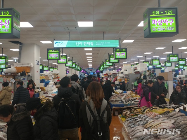 【서울=뉴시스】문광호 수습기자 = 2일 서울 동작구 노량진 신시장의 모습. 상대적으로 손님들 맞이에 분주하다.