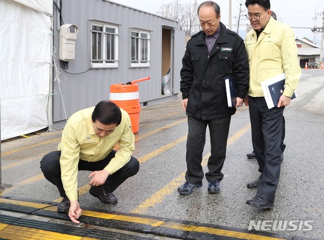 【충주=뉴시스】이병찬 기자 = 2일 조길형(앉은 이) 충북 충주시장이 주덕읍의 한 구제역 방역초소 시설을 점검하고 있다.2019.02.02.(사진=충주시 제공) photo@newsis.com
