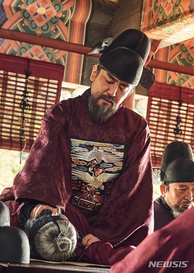 류승룡, 더블 대박맨···넷플릭스 '킹덤' & 영화 '극한직업'