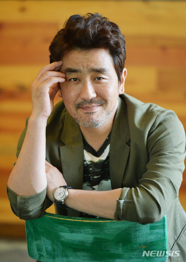 류승룡, 더블 대박맨···넷플릭스 '킹덤' & 영화 '극한직업'