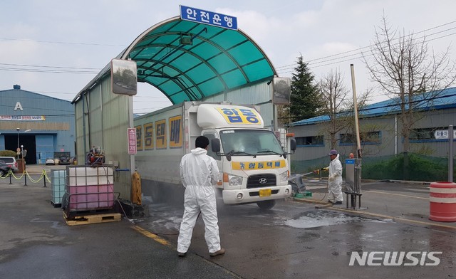 【창원=뉴시스】 홍정명 기자 = 경남도는 도내 구제역 유입 방지를 위해 설 명절에도 구제역 방역대책본부를 24시간 운영한다. 사진은 차량 소독 장면.2019.02.02.(사진=뉴시스 자료사진) photo@newsis.com