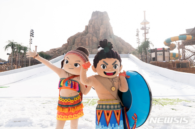 【서울=뉴시스】롯데워터파크 '스노우 튜브 레이싱'