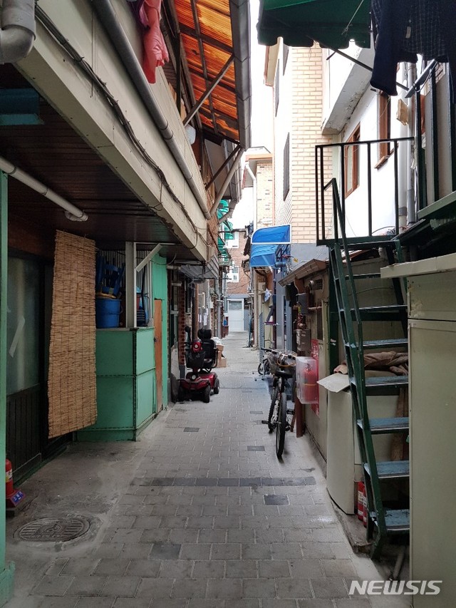 【서울=뉴시스】이창환 수습기자 = 설날 연휴를 하루 앞둔 지난 1일 서울 종로구 돈의동 쪽방촌의 모습. 2019.02.02. leech@newsis.com