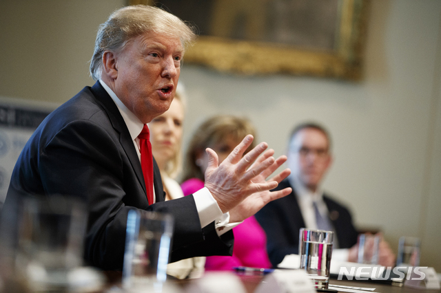 【워싱턴=AP/뉴시스】 도널드 트럼프 미국 대통령이 1일(현지시간) 백악관 각료회의실에서 국경장벽 건설과 관련해 의회의 승인 없이 추진하기 위해 국가비상사태를 선포할 '좋은 기회'가 있다고 밝혔다. 2019.02.01