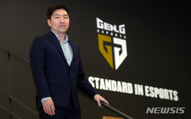 【서울=뉴시스】이영환 기자 = e스포츠 기업 Gen.G(젠지) 크리스 박 대표이사가 30일 오후 서울 강남구 Gen.G 사옥에서 뉴시스와 인터뷰를 마치고 포즈를 취하고 있다. 2019.02.03. 20hwan@newsis.com