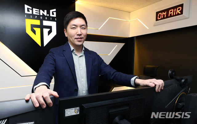 【서울=뉴시스】이영환 기자 = e스포츠 기업 Gen.G(젠지) 크리스 박 대표이사가 30일 오후 서울 강남구 Gen.G 사옥에서 뉴시스와 인터뷰를 마치고 포즈를 취하고 있다. 2019.02.03.&nbsp; 20hwan@newsis.com