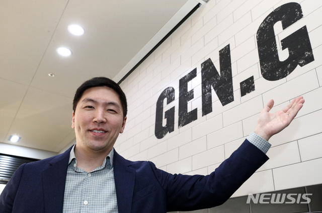 【서울=뉴시스】이영환 기자 = e스포츠 기업 Gen.G(젠지) 크리스 박 대표이사가 30일 오후 서울 강남구 Gen.G 사옥에서 뉴시스와 인터뷰를 마치고 포즈를 취하고 있다. 2019.02.03. 20hwan@newsis.com