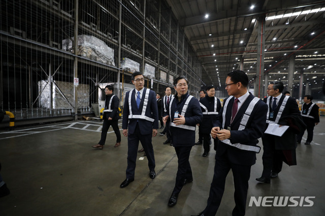 【인천=뉴시스】박주성 기자 = 성윤모 산업통상자원부 장관이 설 연휴 첫날인 2일 오전 인천 중구 아시아나 화물터미널을 방문해 수출화물 통관·선적 과정을 점검하고 있다. 2019.02.02. park7691@newsis.com