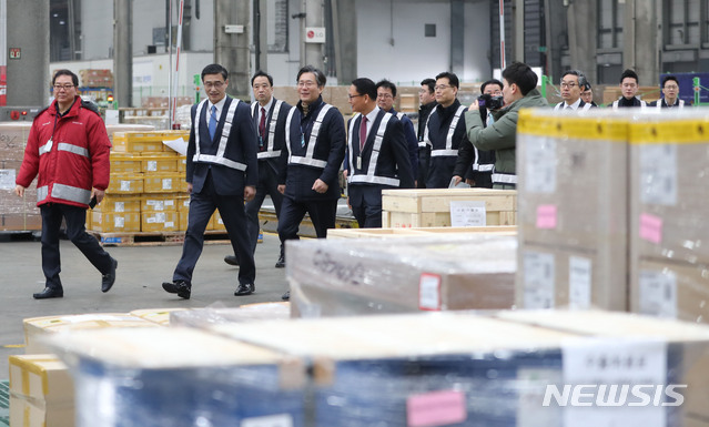 【인천=뉴시스】박주성 기자 = 성윤모 산업통상자원부 장관이 설 연휴 첫날인 2일 오전 인천 중구 아시아나 화물터미널을 방문해 수출화물 통관·선적 과정을 점검하고 있다. 이 사진은 기사와 직접적인 관련 없음. 2019.02.02. park7691@newsis.com