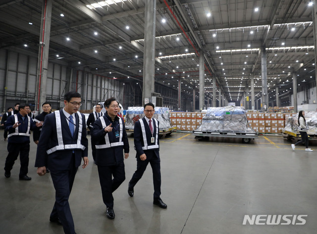 【인천=뉴시스】박주성 기자 = 성윤모 산업통상자원부 장관(앞줄 가운데)이 인천 중구 아시아나 화물터미널을 방문해 수출화물 통관·선적 과정을 점검하고 있다. park7691@newsis.com