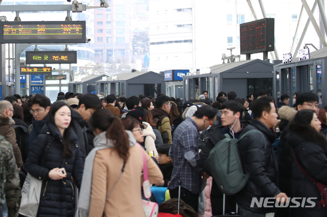 【서울=뉴시스】박미소 수습기자 = 설 연휴가 첫 날인 2일 오전 서울 용산구 서울역 대합실이 귀성객들로 붐비고 있다. 2019.02.02. misocamera@newsis.com