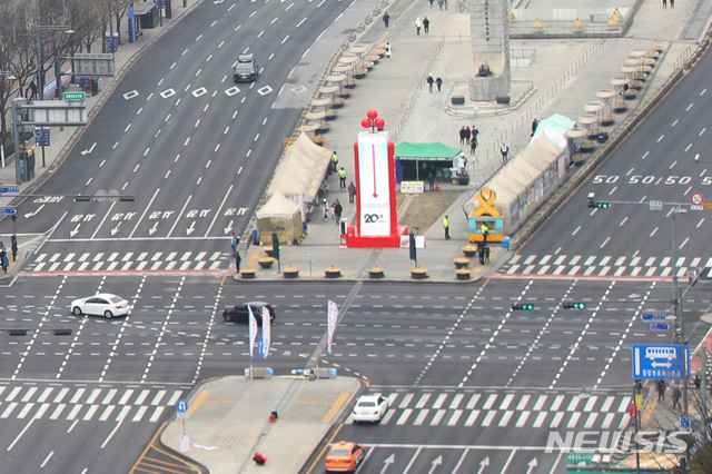 【서울=뉴시스】박미소 수습기자 = 설 연휴 첫 날인 2일 오후 서울 종로구 광화문광장 주변 차도가 상대적으로 한산하다.2019.02.02.&nbsp; misocamera@newsis.com