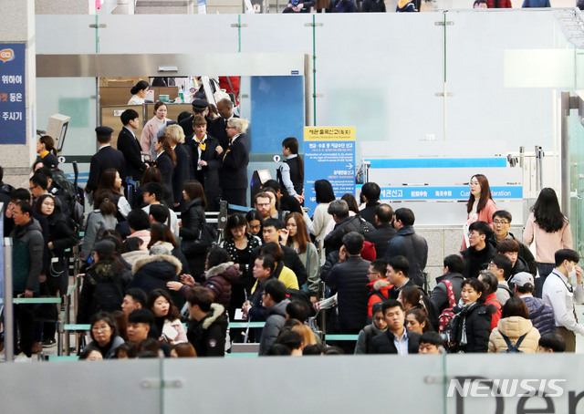 【인천공항=뉴시스】박주성 기자 = 설 연휴 첫날인 2일 오후 인천 중구 인천국제공항 제1여객터미널 출국장이 이용객들로 붐비고 있다.&nbsp; 인천국제공항공사는 설 연휴 기간인 1일부터 7일까지 총 142만6,035명이 인천공항을 이용할 것이라고 밝혔다. 2019.02.02. park7691@newsis.com