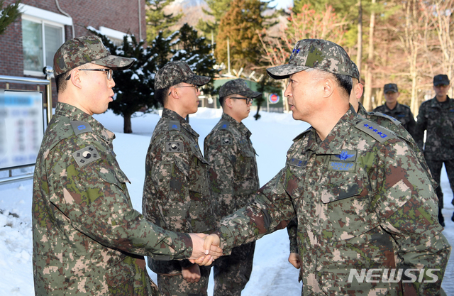 【서울=뉴시스】 고범준 기자 = 이왕근 공군참모총장이 설 연휴를 맞아 제8355부대를 방문해 장병들과 악수를 하고 있다. 2019.02.02. (사진=공군 제공) photo@newsis.com
