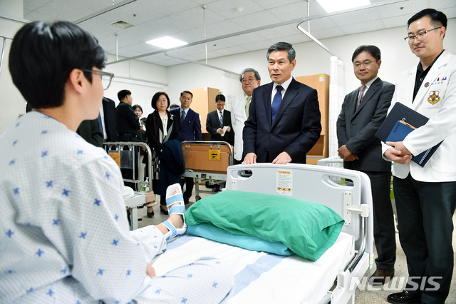 【서울=뉴시스】 고범준 기자 = 정경두 국방부 장관이 설날 연휴 첫날인 지난 2월2일 오후 국군수도병원을 방문하여 입원중인 군 장병들을 위로하며 쾌유를 기원했다. 2019.02.02. (사진=국방부 제공) photo@newsis.com