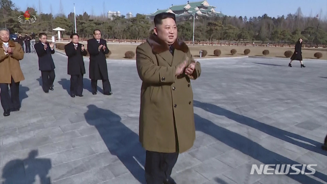 【서울=뉴시스】 북한 조선중앙TV는 2일 북한 친선예술단이 지난달 중국 베이징 방문 영상을 편집한 기록영화를 방영한 가운데 북한 김정은 국무위원장이 지난 31일 모든 공연을 마치고 평양에 돌아온 친선예술단과 기념촬영을 하기 위해 이동하는 모습을 보도하고 있다. 오른쪽은 김여정 노동당 제1부부장. 2019.02.02. (사진=조선중앙TV 캡쳐) photo@newsis.com