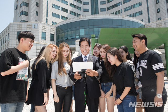  【부산=뉴시스】허상천 기자 = 정홍섭 동명대 총장은 6일 “인공지능·빅데이터·사물인터넷·딥러닝 등을 초중고교 때부터 쉽게 체험하고 활용하는 바운더리프리교육을 학습현장에 폭넓게 구현해 우리나라 교육혁신을 선도해 나갈 것”이라고 밝혔다.2019.02.06. (사진 = 동명대 제공) photo@newsis.com