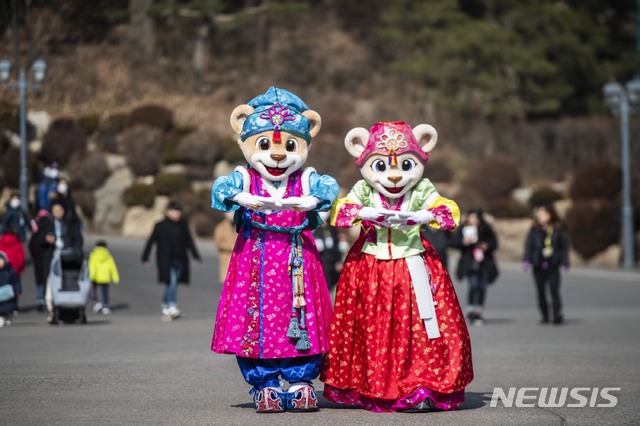 【서울=뉴시스】에버랜드 대표 캐릭터 '레니' '라라' 