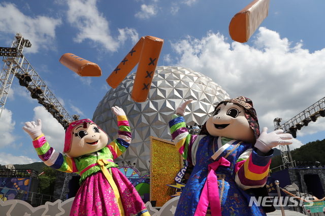 【서울=뉴시스】서울랜드 캐릭터 '아롱이'와 '다롱이'