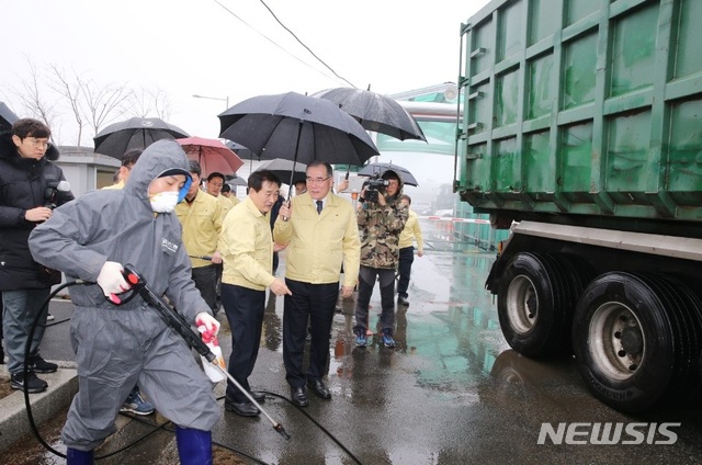 【세종=뉴시스】이개호 농림축산식품부 장관은 3일 충북 진천의 구제역 방역대책본부와 거점소독시설을 방문해 구제역 방역대책 추진상황을 점검하고 있다.(사진=농림축산식품부 제공) 