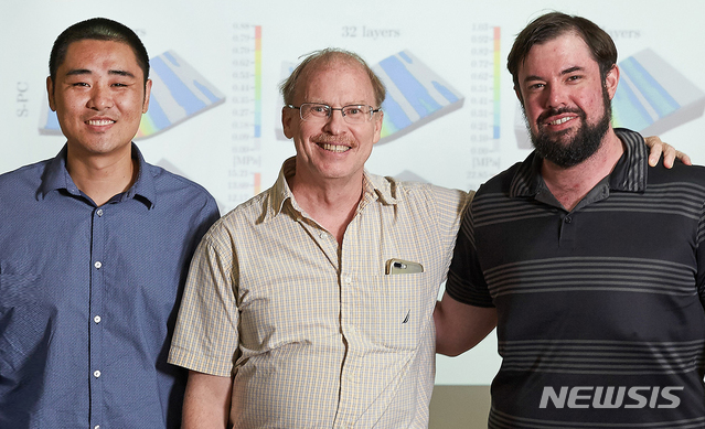 【울산=뉴시스】박일호 기자 = 울산과학기술원은 자연과학부 로드니 루오프(Rodney S. Ruoff) 특훈교수가 이끄는 연구팀이 단결정 그래핀(Graphene)을 사용한 열처리 공정으로 흑연 결정이 나란하게 정렬된 '고품질 흑연'을 제조하는 기술을 개발했다고 6일 밝혔다. 사진은 고품질 흑연 제작법을 개발한 연구진의 모습. 왼쪽부터 빈 왕 박사, 로드니 루오프 교수, 벤자민 커닝 박사. 2019.02.06. (사진=울산과학기술원 제공) photo@newsis.com