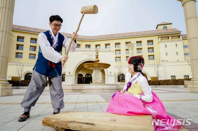 【서울=뉴시스】한화리조트 설악 쏘라노 '떡메치기'