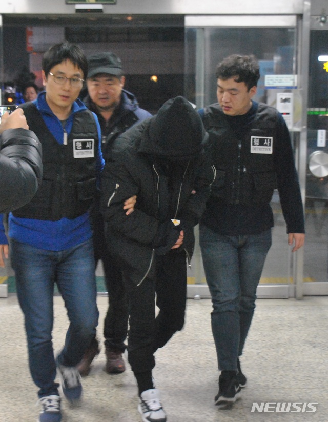 【구미=뉴시스】박홍식 기자 = 구미 원룸 살인사건 용의자가 3일 오후 경북 구미경찰서로 압송되고 있다. 2019.02.03 phs6431@newsis.com&nbsp; 