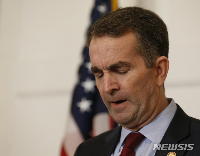 【리치먼드( 미 버지니아주)= AP/뉴시스】 2일(현지시간) 사퇴거부 기자회견에서 성명서를 읽고 있는 랠프 노덤 버지니아주지사. 