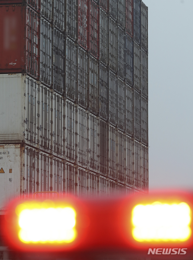 【평택=뉴시스】최진석 기자 = 3일 오전 경기 평택항에 필리핀 불법수출 폐기물 1200t을 실은 배가 정박해 있다.&nbsp; 이 폐기물은 불법 수출된 6300t 중 필리핀 민다나오섬 카가얀데 오로항 내 컨테이너 51대에 보관됐던 것으로, 보관·처리 장소가 확정될 때까지 평택항 컨테이너 터미널에 임시 보관하게 된다. 2019.02.03. myjs@newsis.com