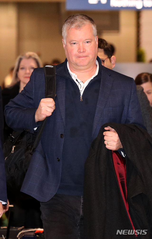 【인천공항=뉴시스】김선웅 기자 = 스티븐 비건 미국 국무부 대북정책특별대표가 3일 오후 인천국제공항을 통해 입국하고 있다. 비건 특별대표는 4일 북핵 6자회담 한국 수석대표인 이도훈 한반도평화교섭본부장과 만나 북미 비핵화 실무협상에 앞서 협상 전략을 최종적으로 조율할 예정이다. 2019.02.03.&nbsp; mangusta@newsis.com