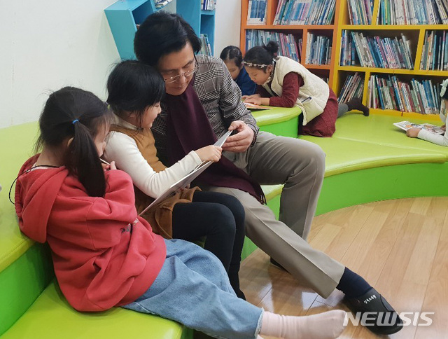 【서울=뉴시스】이윤청 수습기자 = 자유한국당 당 대표 출마를 선언한 황교안 전 국무총리가 설을 맞아 3일 서울 관악구 상록보육원을 방문하여 아이들과 함께 시간을 보내고 있다. 2019.02.03. (사진=황교안 전 국무총리 제공)&nbsp; photo@newsis.com