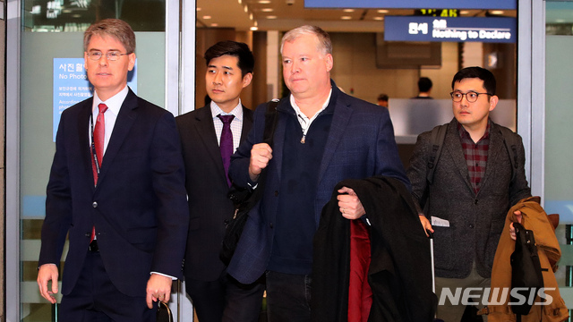 【인천공항=뉴시스】김선웅 기자 = 스티븐 비건 미국 국무부 대북정책특별대표가 3일 오후 인천국제공항을 통해 입국하고 있다. 비건 특별대표는 4일 북핵 6자회담 한국 수석대표인 이도훈 한반도평화교섭본부장과 만나 북미 비핵화 실무협상에 앞서 협상 전략을 최종적으로 조율할 예정이다. 2019.02.03.  mangusta@newsis.com