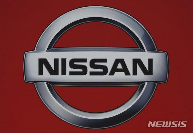 일본 요코하마 닛산 본부 앞의 로고&nbsp; AP